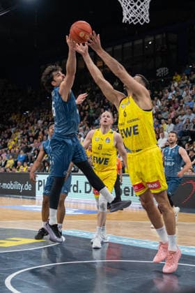 GER, Basketball, easy Credit BBL, EWE Baskets Oldenburg vs MHP Academics Heidelberg 25 04 2026, EWE Arena, Oldenburg, GER, easy Credit BBL, EWE Baskets Oldenburg vs MLP Academics Heidelberg, in the picture Filip STANIC EWE Baskets Oldenburg 65 Marcel KEßEN KESZEN MLP Academics Heidelberg 15 nordphotoxgmbhx xRojahn nph00310