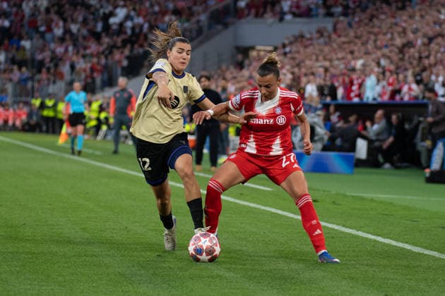 Patri Guijarro 12 Barcelona and Arianna Caruso 27 Bayern in action at the UEFA Womens Champions League match FC Bayern Munich FC Barcelona on 25 04 2026 Munich Allianz Arena Bayern Germany