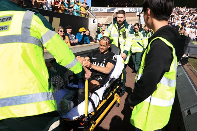 Football - Premier League - Wolverhampton Wanderers v Tottenham Hotspur 25th April 2026 - Premier League - Wolverhampton Wanderers v Tottenham Hotspur - Xavi Simons of Tottenham Hotspur is taken away injured on a stretcher - Photo: Simon Stacpoole Offside. Wolverhampton UK *** Fußball Premier League Wolverhampton Wanderers v Tottenham Hotspur 25. April 2026 Premier League Wolverhampton Wanderers v Tottenham Hotspur Xavi Simons von Tottenham Hotspur wird verletzt auf einer Bahre abtransportiert Foto Simon Stacpoole Abseits Wolverhampton UK  Copyright: xSimonxStacpoolexOffside