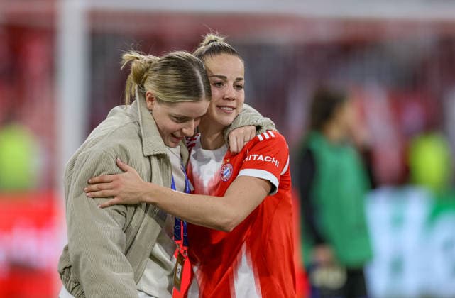 GER, München, Bayern München vs FC Barcelona, Barca WomenÂ s Champions League, Fussball, UEFA, Spielzeit 2025 2026, Allianz Arena, Halbfinale, Hinspiel im Bild v.l.: Alara Åžehitler (Bayern München 14) und Giulia Gwinn (Bayern München 7) nach dem Spiel DFB DFL REGULATIONS PROHIBIT ANY USE OF PHOTOGRAPHS AS IMAGE SEQUENCES AND OR QUASI-VIDEO, 25.04.2026 Copyright: HMBxMedia HendrikxHamelau