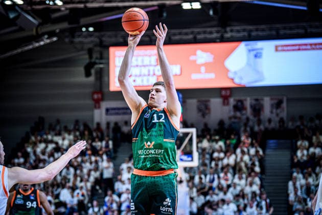 easycredit BBL Basketball Bundesliga 2025 2026 31 Matchday 25 04 2026 Science City Jena vs VET CONCEPT Gladiators Trier Marten Linßen Trier at the throw Sparkassen Arena