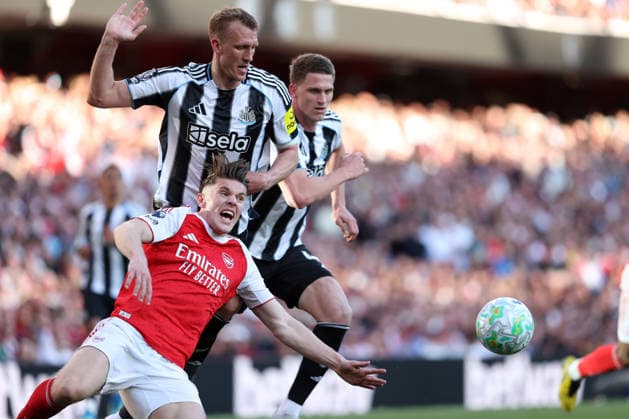 Arsenal gegen Newcastle United 25. April 2026 London Premier League Fußball Arsenal gegen Newcastle United Viktor Gyokeres von Arsenal wird von Dan Burn von Newcastle United gefoult Foto von Mark Leech London UK  Copyright: xMarkxLeechxOffside
