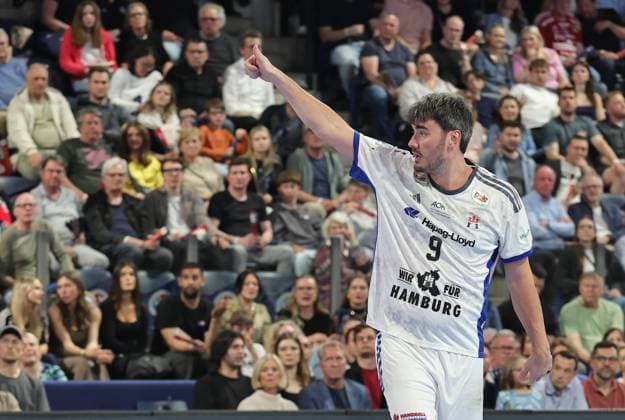 25 04 2026 Handball 1 Bundesliga DAIKIN HBL Season 2025 2026 29 Matchday HC Erlangen Metropolregion Nuremberg HCE Handball Sport Verein Hamburg DaMa xdaxmax Jacob Arenth Lassen 9, Handball Sport Verein Hamburg indicates gestures directs gives instructions thumbs up thumbs up