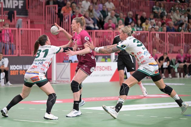 Naina Klein TusSies Metzingen, 09 on with ball against Lea Neubrander FrischAuf Goeppingen, 81 and Luisa Schulze FrischAuf Goeppingen, 33 TusSies Metzingen vs FrischAuf Goeppingen , Handball, Alsco HBF, 2 Play Off League Matchday, Season 2025 2026, 25 04 2026 TusSies Metzingen vs FrischAuf Goeppingen , Handball, Alsco HBF, 2 Play Off League Matchday, Season 2025 2026, 25 04 2026 Tuebingen Copyright: xEibner-Pressefoto TobiasxBaurx EP_TBR
