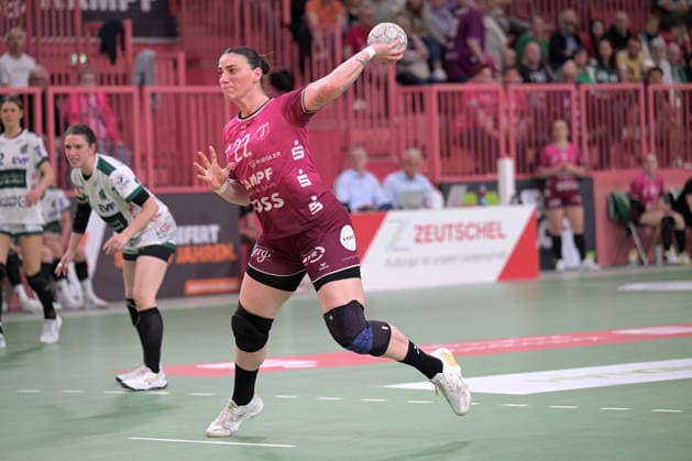 Gabriela Clausson Bitolo (TusSies Metzingen, 22) beim 7-Meter TusSies Metzingen vs. FrischAuf Goeppingen , Handball, Alsco HBF, 2. Play-Off Ligaspieltag, Saison 2025 2026, 25.04.2026 TusSies Metzingen vs. FrischAuf Goeppingen , Handball, Alsco HBF, 2. Play-Off Ligaspieltag, Saison 2025 2026, 25.04.2026 Tuebingen Copyright: xEibner-Pressefoto TobiasxBaurx EP_TBR
