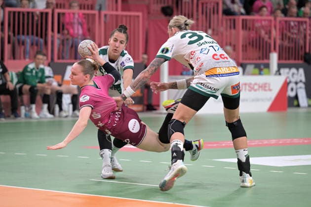 Katharina Goldammer (TusSies Metzingen, 15) am mit Ball gegen Stephanie Elies (FrischAuf Goeppingen, 63) und Luisa Schulze (FrischAuf Goeppingen, 33) TusSies Metzingen vs. FrischAuf Goeppingen , Handball, Alsco HBF, 2. Play-Off Ligaspieltag, Saison 2025 2026, 25.04.2026 TusSies Metzingen vs. FrischAuf Goeppingen , Handball, Alsco HBF, 2. Play-Off Ligaspieltag, Saison 2025 2026, 25.04.2026 Tuebingen Copyright: xEibner-Pressefoto TobiasxBaurx EP_TBR