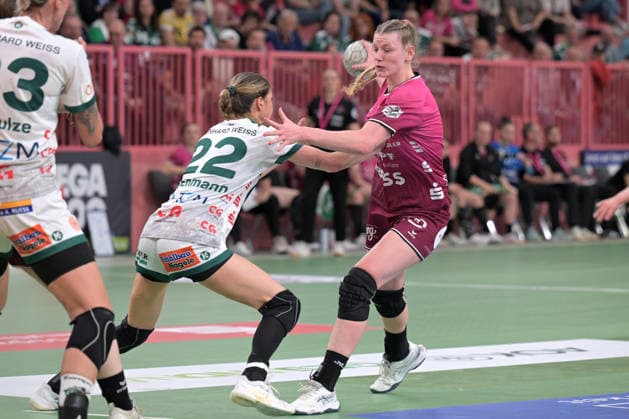 Naina Klein TusSies Metzingen, 09 am with ball against Sina Ehmann FrischAuf Goeppingen, 22 TusSies Metzingen vs FrischAuf Goeppingen , Handball, Alsco HBF, 2 Play Off League Matchday, Season 2025 2026, 25 04 2026 TusSies Metzingen vs FrischAuf Goeppingen , Handball, Alsco HBF, 2 Play Off League Matchday, Season 2025 2026, 25 04 2026 Tuebingen Copyright: xEibner-Pressefoto TobiasxBaurx EP_TBR