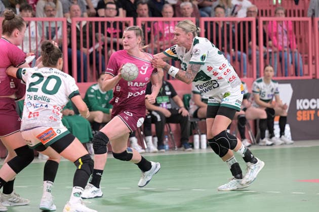 Naina Klein TusSies Metzingen, 09 am with ball against Luisa Schulze FrischAuf Goeppingen, 33 TusSies Metzingen vs FrischAuf Goeppingen , Handball, Alsco HBF, 2 Play Off League Matchday, Season 2025 2026, 25 04 2026 TusSies Metzingen vs FrischAuf Goeppingen , Handball, Alsco HBF, 2 Play Off League Matchday, Season 2025 2026, 25 04 2026 Tuebingen Copyright: xEibner-Pressefoto TobiasxBaurx EP_TBR