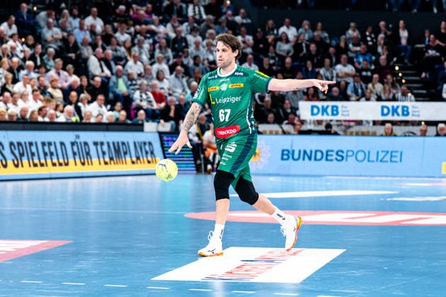 25 04 2026, xdobgx, Handball Daikin HBL, THW Kiel SC DHfK Leipzig v l Dean BombaÄ SC DHfK Leipzig Verein, 67 gives instructions, gesticulates with arms, gesticulates, gives instructions, on the ball, plays the ball Kiel