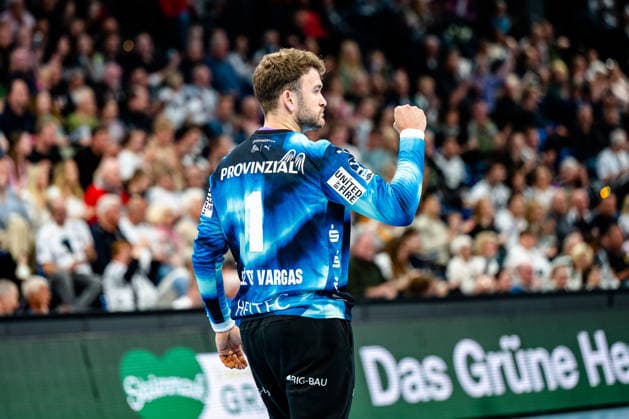25 04 2026, xdobgx, Handball Daikin HBL, THW Kiel SC DHfK Leipzig v l Gonzalo Perez De Vargas Kiel, 1 cheers over held ball, defended, held, Torhueter Kiel