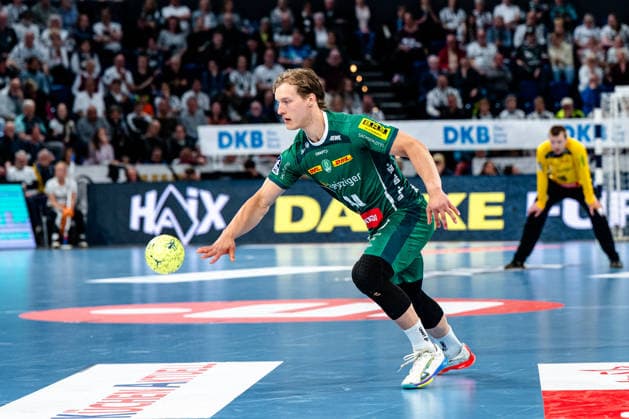 25 04 2026, xdobgx, Handball Daikin HBL, THW Kiel SC DHfK Leipzig v l Blaer Hinriksson SC DHfK Leipzig Verein,44 am Ball, plays the ball Kiel