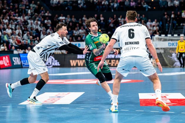 25 04 2026, xdobgx, Handball Daikin HBL, THW Kiel SC DHfK Leipzig v l Domagoj Duvnjak Kiel, 4 , lDean BombaÄ SC DHfK Leipzig Verein, 67 am Ball, plays the ball, Harald Reinkind Kiel, 6 Kiel