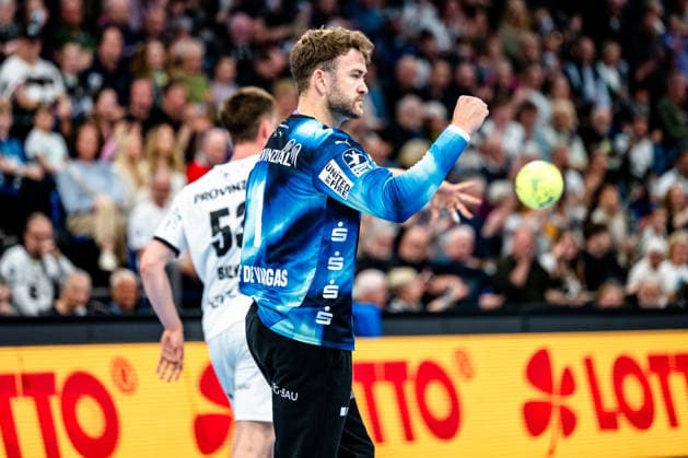 25 04 2026, xdobgx, Handball Daikin HBL, THW Kiel SC DHfK Leipzig v l Gonzalo Perez De Vargas Kiel, 1 cheers over held ball, defended, held, Torhueter Kiel
