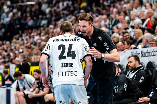 25 04 2026, xdobgx, Handball Daikin HBL, THW Kiel SC DHfK Leipzig v l Lukas Zerbe Kiel, 24 , Filip Jicha Kiel, coach gives instructions, gesticulates with his arms, gesticulate, gives instructions Kiel