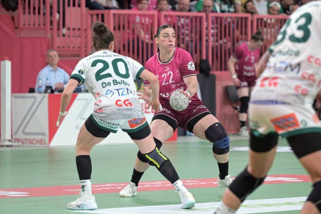 Gabriela Clausson Bitolo TusSies Metzingen, 22 on with ball against Louisa De Bellis FrischAuf Goeppingen, 20 TusSies Metzingen vs FrischAuf Goeppingen , Handball, Alsco HBF, 2 Play Off League Matchday, Season 2025 2026, 25 04 2026 TusSies Metzingen vs FrischAuf Goeppingen , Handball, Alsco HBF, 2 Play Off League Matchday, Season 2025 2026, 25 04 2026 Tuebingen Copyright: xEibner-Pressefoto TobiasxBaurx EP_TBR