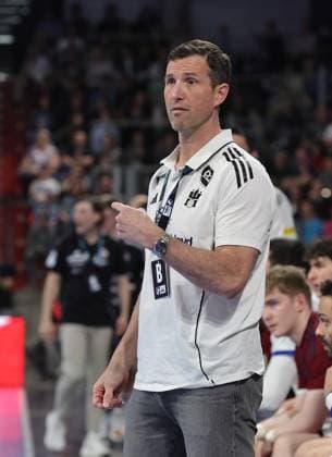 25 04 2026 Handball 1 Bundesliga DAIKIN HBL Season 2025 2026 29 Matchday HC Erlangen Metropolregion Nuremberg HCE Handball Sport Verein Hamburg DaMa xdaxmax Torsten Jansen Coach Handball Sport Verein Hamburg indicates gestures directs gives instructions
