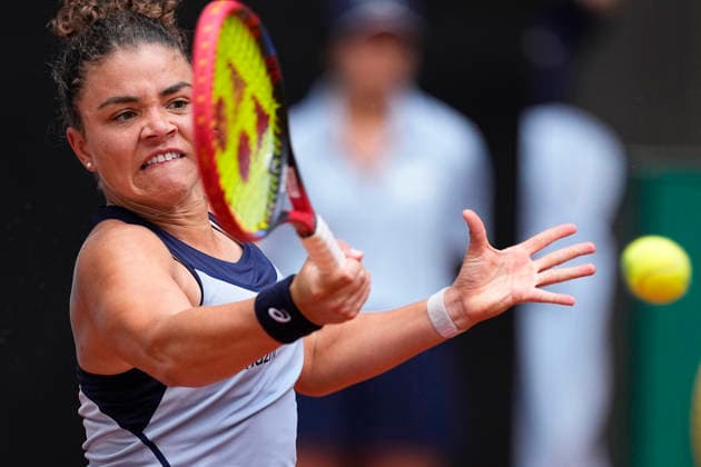 April 25, 2026, Madrid, Madrid, Spain: Jasmine Paolini of Italy plays against Hailey Baptiste of USA during the Mutua Madrid Open 2026, ATP, Tennis Herren Masters 1000 and WTA, Tennis Damen 1000, at La Caja Magica on April 25, 2026 in Madrid, Spain. Mutua Madrid Open 2026 - Day 6  - ZUMAa181 20260425_zaa_a181_301 Copyright: xOscarxJ.xBarrosox