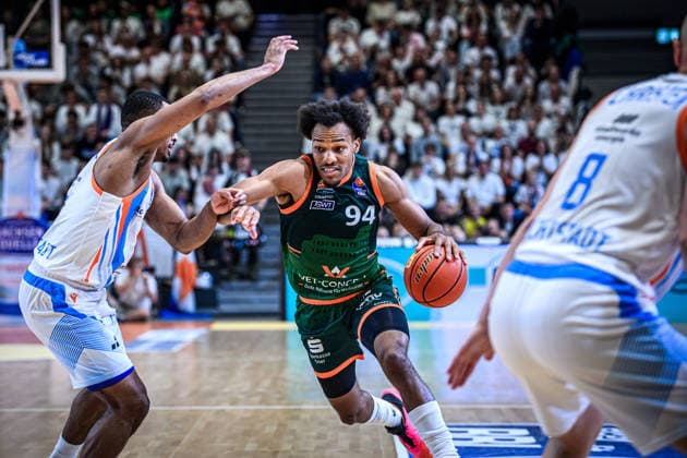 easycredit BBL Basketball Bundesliga 2025 2026 31 Matchday 25 04 2026 Science City Jena vs VET CONCEPT Gladiators Trier George King Trier on the ball against Chris Carter Jena Sparkassen Arena
