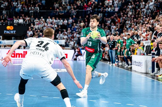 25 04 2026, xdobgx, Handball Daikin HBL, THW Kiel SC DHfK Leipzig v l Lukas Zerbe Kiel, 24 , MatÄj Klima SC DHfK Leipzig Verein, 13 am Ball, plays the ball Kiel