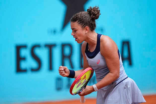 April 25, 2026, Madrid, Madrid, Spain: Jasmine Paolini of Italy reacts against Hailey Baptiste of USA during the Mutua Madrid Open 2026, ATP, Tennis Herren Masters 1000 and WTA, Tennis Damen 1000, at La Caja Magica on April 25, 2026 in Madrid, Spain. Mutua Madrid Open 2026 - Day 6  - ZUMAa181 20260425_zaa_a181_299 Copyright: xOscarxJ.xBarrosox