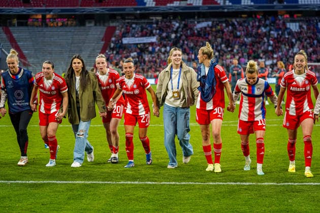 Vanessa Gilles 2 Bayern , Jovana Damnjanovic 9 Bayern , Franziska Kett 20 Bayern , Arianna Caruso 27 Bayern , Alara Sehitler 14 Bayern , Carolin Simon 30 FC Bayern , Linda Dallmann 10 FC Bayern and Giulia Gwinn 7 FC Bayern celebrate with the fans at the UEFA Womens Champions League match FC Bayern Munich FC Barcelona on 25 04 2026 Munich Allianz Arena Bayern Germany