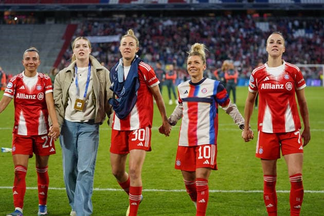 The players of FC Bayern Arianna Caruso 27 Bayern , Alara Sehitler 14 Bayern , Carolin Simon 30 FC Bayern , Linda Dallmann 10 FC Bayern , Giulia Gwinn 7 FC Bayern celebrate with the fans after the UEFA Womens Champions League match FC Bayern Munich FC Barcelona on 25 04 2026 Munich Allianz Arena Bayern Germany