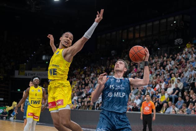 GER, Basketball, easy Credit BBL, EWE Baskets Oldenburg vs MHP Academics Heidelberg 25 04 2026, EWE Arena, Oldenburg, GER, easy Credit BBL, EWE Baskets Oldenburg vs MLP Academics Heidelberg, pictured Ryan MIKESELL MLP Academics Heidelberg 33 Nicholas TISCHLER EWE Baskets Oldenburg 11 nordphotoxgmbhx xRojahn nph00310