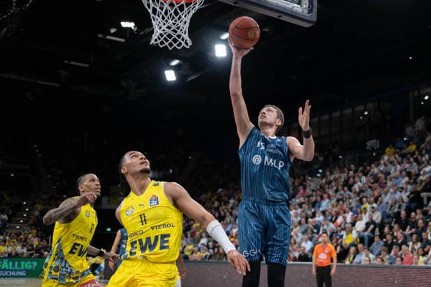 GER, Basketball, easy Credit BBL, EWE Baskets Oldenburg vs MHP Academics Heidelberg 25 04 2026, EWE Arena, Oldenburg, GER, easy Credit BBL, EWE Baskets Oldenburg vs MLP Academics Heidelberg, in the picture Ryan MIKESELL MLP Academics Heidelberg 33 Nicholas TISCHLER EWE Baskets Oldenburg 11 Michale KYSER EWE Baskets Oldenburg 12 nordphotoxgmbhx xRojahn nph00310