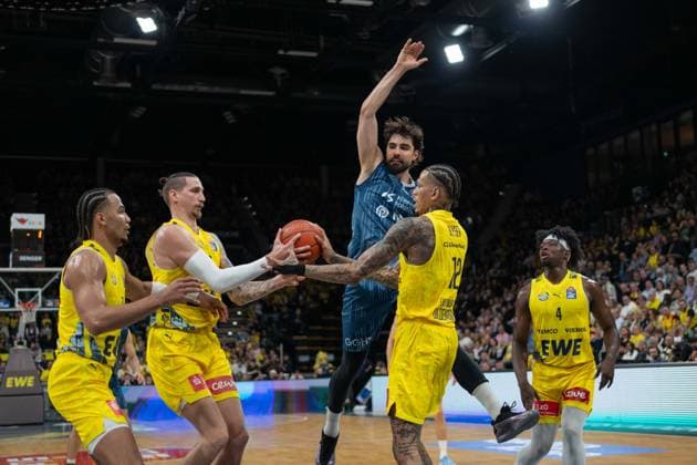 GER, Basketball, easy Credit BBL, EWE Baskets Oldenburg vs MHP Academics Heidelberg 25 04 2026, EWE Arena, Oldenburg, GER, easy Credit BBL, EWE Baskets Oldenburg vs MLP Academics Heidelberg, pictured Nicholas TISCHLER EWE Baskets Oldenburg 11 Tomislav ZUBCIC EWE Baskets Oldenburg 33 Marcel KEßEN KESZEN MLP Academics Heidelberg 15 Michale KYSER EWE Baskets Oldenburg 12 Brain FOBBS EWE Baskets Oldenburg 4 nordphotoxgmbhx xRojahn nph00310