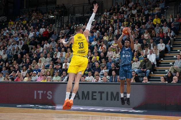 GER, Basketball, easy Credit BBL, EWE Baskets Oldenburg vs MHP Academics Heidelberg 25 04 2026, EWE Arena, Oldenburg, GER, easy Credit BBL, EWE Baskets Oldenburg vs MLP Academics Heidelberg, in the picture Eric REED Jr MLP Academics Heidelberg 43 Tomislav ZUBCIC EWE Baskets Oldenburg 33 nordphotoxgmbhx xRojahn nph00310