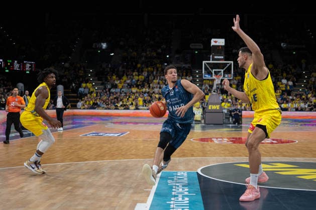 GER, Basketball, easy Credit BBL, EWE Baskets Oldenburg vs MHP Academics Heidelberg 25 04 2026, EWE Arena, Oldenburg, GER, easy Credit BBL, EWE Baskets Oldenburg vs MLP Academics Heidelberg, in the picture Samuell WILLIAMSON MLP Academics Heidelberg 10 Filip STANIC EWE Baskets Oldenburg 65 Chris CLEMONS EWE Baskets Oldenburg 3 nordphotoxgmbhx xRojahn nph00310