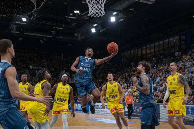 GER, Basketball, easy Credit BBL, EWE Baskets Oldenburg vs MHP Academics Heidelberg 25 04 2026, EWE Arena, Oldenburg, GER, easy Credit BBL, EWE Baskets Oldenburg vs MLP Academics Heidelberg, pictured Eric REED Jr MLP Academics Heidelberg 43 Chris CLEMONS EWE Baskets Oldenburg 3 Marcel KEßEN KESZEN MLP Academics Heidelberg 15 Brain FOBBS EWE Baskets Oldenburg 4 nordphotoxgmbhx xRojahn nph00310
