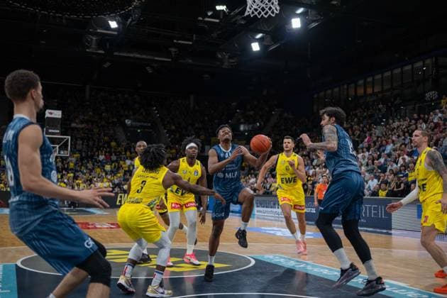 GER, Basketball, easy Credit BBL, EWE Baskets Oldenburg vs MHP Academics Heidelberg 25 04 2026, EWE Arena, Oldenburg, GER, easy Credit BBL, EWE Baskets Oldenburg vs MLP Academics Heidelberg, pictured Eric REED Jr MLP Academics Heidelberg 43 Chris CLEMONS EWE Baskets Oldenburg 3 Marcel KEßEN KESZEN MLP Academics Heidelberg 15 Brain FOBBS EWE Baskets Oldenburg 4 nordphotoxgmbhx xRojahn nph00310