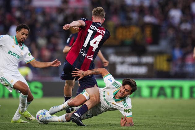 RomaÕs Paulo Dybala fights for the ball with BolognaÕs Torbjorn Heggem during the Serie A soccer match between Bologna and Roma at the Renato DallÕAra Stadium in Bologna, north Italy - Saturday, April 25, 2026 -  Copyright: xMassimoxPaolone LaPressex