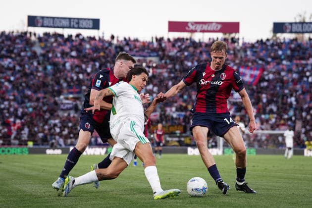 RomaÕs Paulo Dybala fights for the ball with BolognaÕs Lewis Ferguson and BolognaÕs Torbjorn Heggem during the Serie A soccer match between Bologna and Roma at the Renato DallÕAra Stadium in Bologna, north Italy - Saturday, April 25, 2026 -  Copyright: xMassimoxPaolone LaPressex