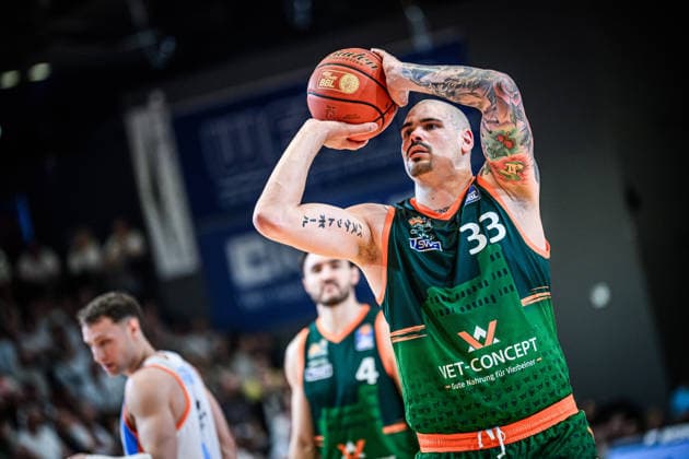 easycredit BBL Basketball Bundesliga 2025 2026 31 Matchday 25 04 2026 Science City Jena vs VET CONCEPT Gladiators Trier Maik Zirbes Trier at the free throw, Portrait Sparkassen Arena