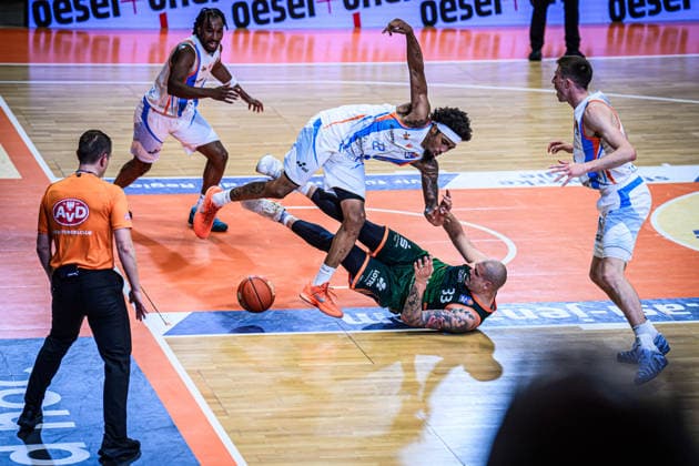 easycredit BBL Basketball Bundesliga 2025 2026 31 Matchday 25 04 2026 Science City Jena vs VET CONCEPT Gladiators Trier Fight for the ball Maik Zirbes Trier on the ground against Javon Franklin Jena Sparkassen Arena