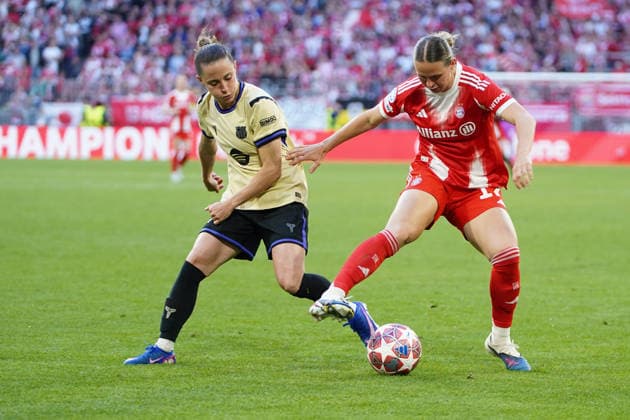Ona Batlle 22 Barcelona and Klara Bühl 17 FC Bayern in action at the UEFA Womens Champions League match FC Bayern Munich FC Barcelona on 25 04 2026 Munich Allianz Arena Bayern Germany