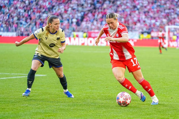 Ona Batlle 22 Barcelona and Klara Bühl 17 FC Bayern in action at the UEFA Womens Champions League match FC Bayern Munich FC Barcelona on 25 04 2026 Munich Allianz Arena Bayern Germany