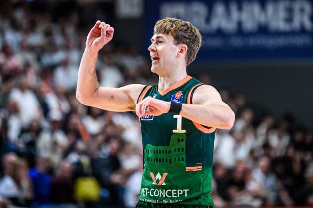 easycredit BBL Basketball Bundesliga 2025 2026 31 Matchday 25 04 2026 Science City Jena vs VET CONCEPT Gladiators Trier Steven Ashworth Trier with hand signal, Portrait Sparkassen Arena