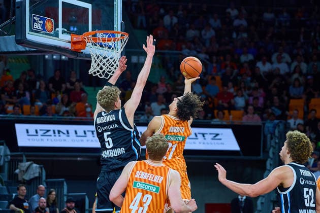 duel, duel between Zsombor Maronka Veolia Towers Hamburg, 05 and Alec Anigbata ratiopharm ulm, 21 GER, ratiopharm ulm vs Veolia Towers Hamburg, Basketball, 31 Matchday, EasyCredit BBL, Season 2025 2026, 25 04 2026 GER, ratiopharm ulm vs Veolia Towers Hamburg, Basketball, 31 Matchday, EasyCredit BBL, Season 2025 2026, 25 04 2026 New Ulm Copyright: xEibner-Pressefoto GeraldxOelze-dexStoppanyx EP_ODS