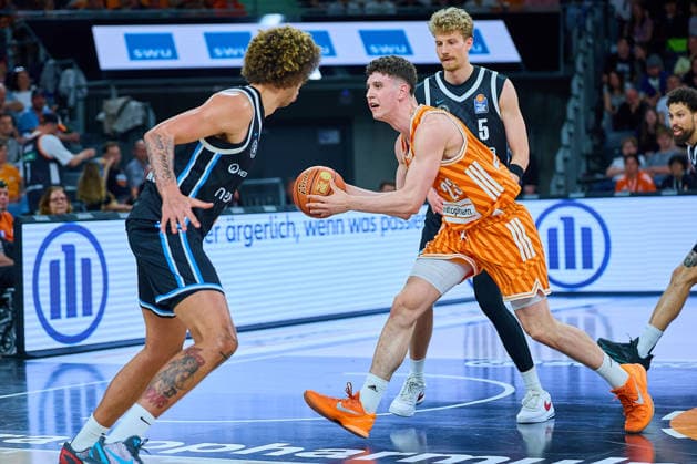Zacharie Perrin Veolia Towers Hamburg, 52 , Diego Garavaglia ratiopharm ulm, 23 , Zsombor Maronka Veolia Towers Hamburg, 05 GER, ratiopharm ulm vs Veolia Towers Hamburg, Basketball, Matchday 31, EasyCredit BBL, Season 2025 2026, 25 04 2026 GER, ratiopharm ulm vs Veolia Towers Hamburg, Basketball, Matchday 31, EasyCredit BBL, Season 2025 2026, 25 04 2026 New Ulm Copyright: xEibner-Pressefoto GeraldxOelze-dexStoppanyx EP_ODS