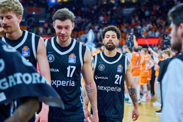 Zsombor Maronka Veolia Towers Hamburg, 05 , Niklas Wimberg Veolia Towers Hamburg, 17 , Devon Daniels Veolia Towers Hamburg, 21 disappointed, disappointment after defeat GER, ratiopharm ulm vs Veolia Towers Hamburg, Basketball, 31 Matchday, EasyCredit BBL, Season 2025 2026, 25 04 2026 GER, ratiopharm ulm vs Veolia Towers Hamburg, Basketball, 31 Matchday, EasyCredit BBL, Season 2025 2026, 25 04 2026 New Ulm Copyright: xEibner-Pressefoto GeraldxOelze-dexStoppanyx EP_ODS