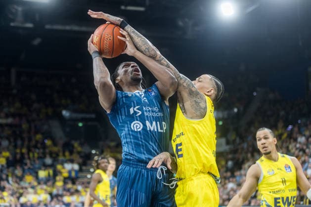 Oldenburg, Lower Saxony, DEU, 25 04 2026, Osun Osunniyi left, MLP Academics Heidelberg and Michale Kyser right, EWE Baskets Oldenburg EWE Baskets Oldenburg vs MLP Academics Heidelberg Basketball 1 Basketball Bundesliga Season 2025 2026, Matchday 31, Grosse EWE Arena EWE Baskets Oldenburg vs MLP Academics Heidelberg www.andreas-burmann.de
