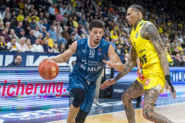 Oldenburg, Lower Saxony, DEU, 25 04 2026, Samuell Williamson left, MLP Academics Heidelberg and Michale Kyser right, EWE Baskets Oldenburg , EWE Baskets Oldenburg vs MLP Academics Heidelberg Basketball 1 Basketball Bundesliga Season 2025 2026, Matchday 31, Grosse EWE Arena EWE Baskets Oldenburg vs MLP Academics Heidelberg www.andreas-burmann.de
