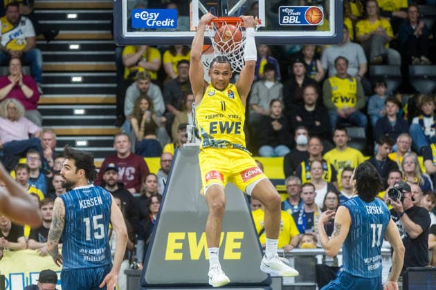 Oldenburg, Lower Saxony, DEU, 25 04 2026, Nicholas Tischler center, EWE Baskets Oldenburg , Marcel Keßen left, MLP Academics Heidelberg and Erol Ersek right, MLP Academics Heidelberg EWE Baskets Oldenburg vs MLP Academics Heidelberg Basketball 1 Basketball Bundesliga Season 2025 2026, 31 Matchday, Grosse EWE Arena EWE Baskets Oldenburg vs MLP Academics Heidelberg www.andreas-burmann.de