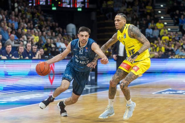 Oldenburg, Lower Saxony, DEU, 25 04 2026, Mateo Seric left, MLP Academics Heidelberg and Michale Kyser right, EWE Baskets Oldenburg EWE Baskets Oldenburg vs MLP Academics Heidelberg Basketball 1 Basketball Bundesliga Season 2025 2026, Matchday 31, Grosse EWE Arena EWE Baskets Oldenburg vs MLP Academics Heidelberg www.andreas-burmann.de