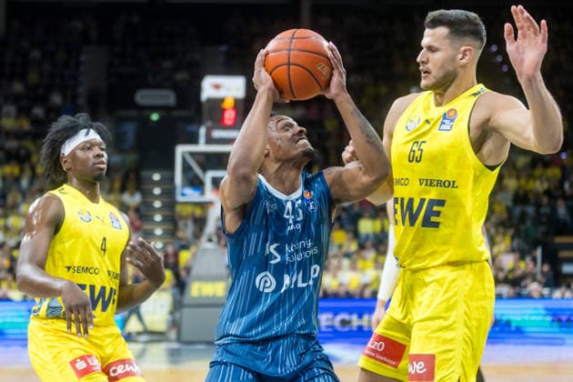Oldenburg, Lower Saxony, DEU, 25 04 2026, Eric Reed II left, MLP Academics Heidelberg , Filip Stanic right, EWE Baskets Oldenburg and Brian Fobbs left, EWE Baskets Oldenburg EWE Baskets Oldenburg vs MLP Academics Heidelberg Basketball 1 Basketball Bundesliga Season 2025 2026, 31 Matchday, Grosse EWE Arena EWE Baskets Oldenburg vs MLP Academics Heidelberg www.andreas-burmann.de
