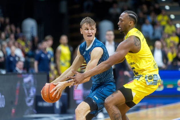 Oldenburg, Lower Saxony, DEU, 25 04 2026, Niklas Würzner left, MLP Academics Heidelberg , and Dakarai Tucker right, EWE Baskets Oldenburg EWE Baskets Oldenburg vs MLP Academics Heidelberg Basketball 1 Basketball Bundesliga Season 2025 2026, Matchday 31, Grosse EWE Arena EWE Baskets Oldenburg vs MLP Academics Heidelberg www.andreas-burmann.de