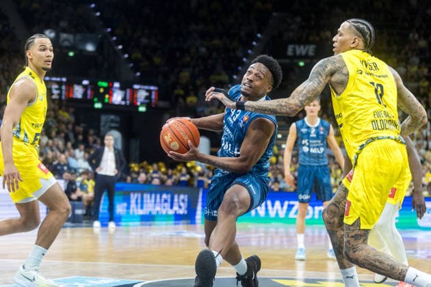 Oldenburg, Lower Saxony, DEU, 25 04 2026, Eric Reed II center, MLP Academics Heidelberg , Michale Kyser right, EWE Baskets Oldenburg and Nicholas Tischler left, EWE Baskets Oldenburg EWE Baskets Oldenburg vs MLP Academics Heidelberg Basketball 1 Basketball Bundesliga Season 2025 2026, 31 Matchday, Grosse EWE Arena EWE Baskets Oldenburg vs MLP Academics Heidelberg www.andreas-burmann.de